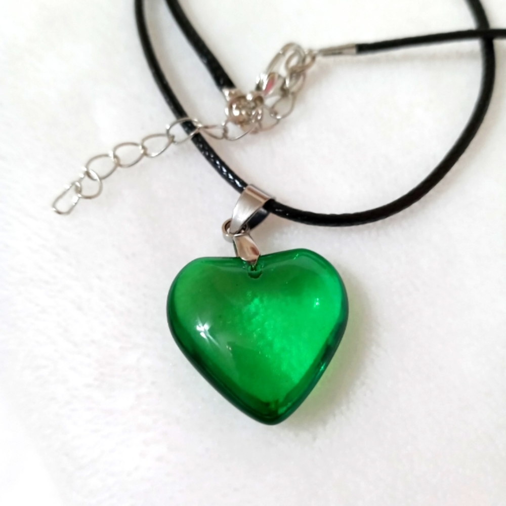 Green small glass heart choker necklace pendant